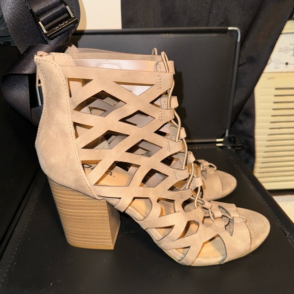 Tan heels - Picture 2 of 5